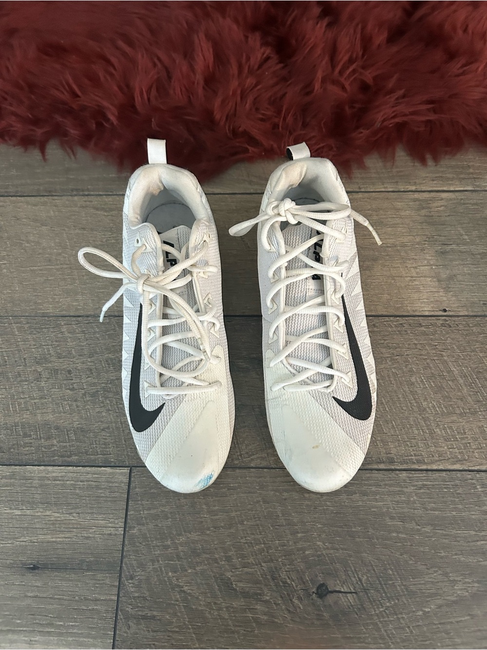 Nike Men’s White Athletic Sneakers with Black Swoosh